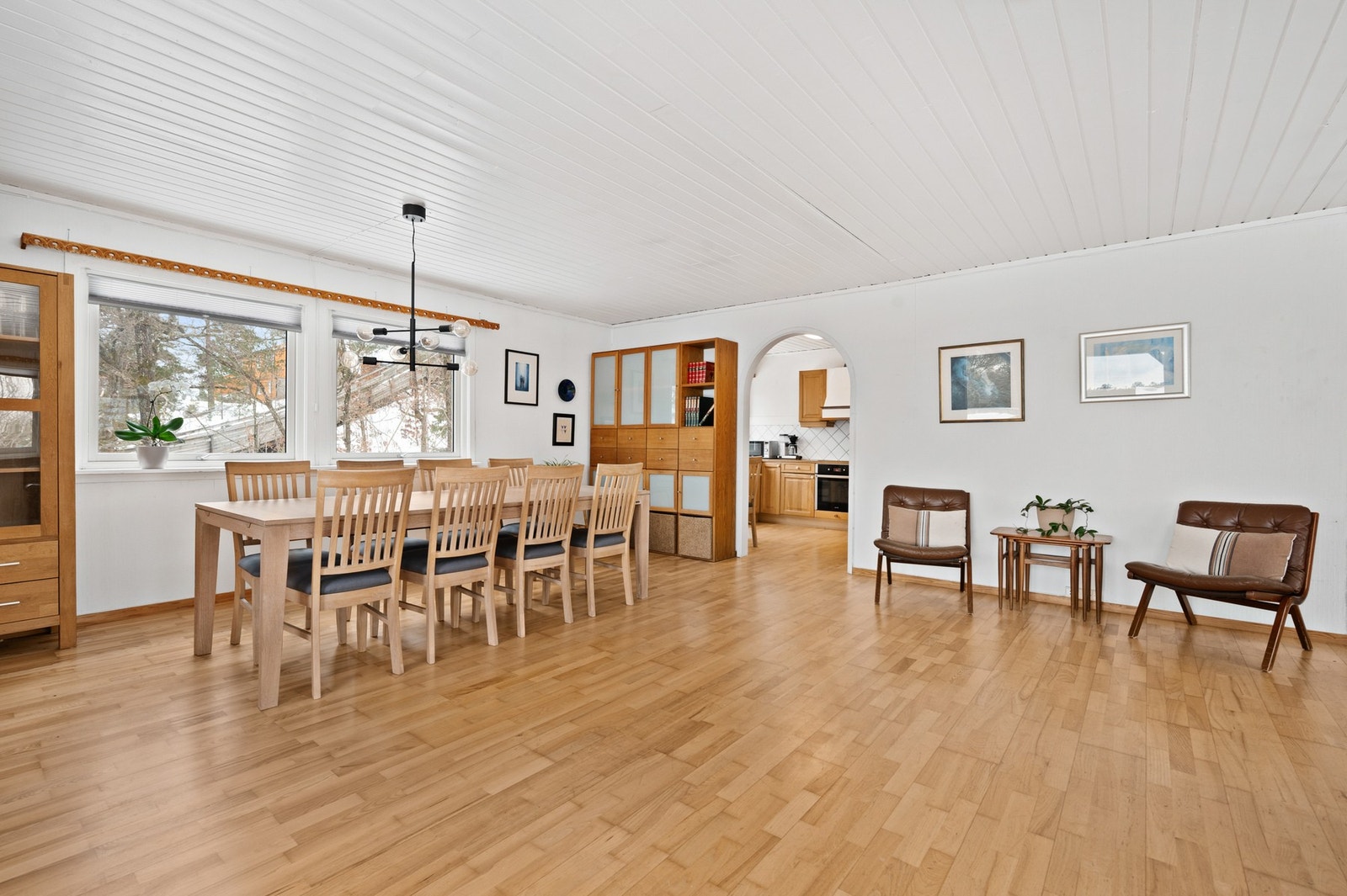 Spisestuen ligger i tilknytting til kjøkkenet Galleribilde