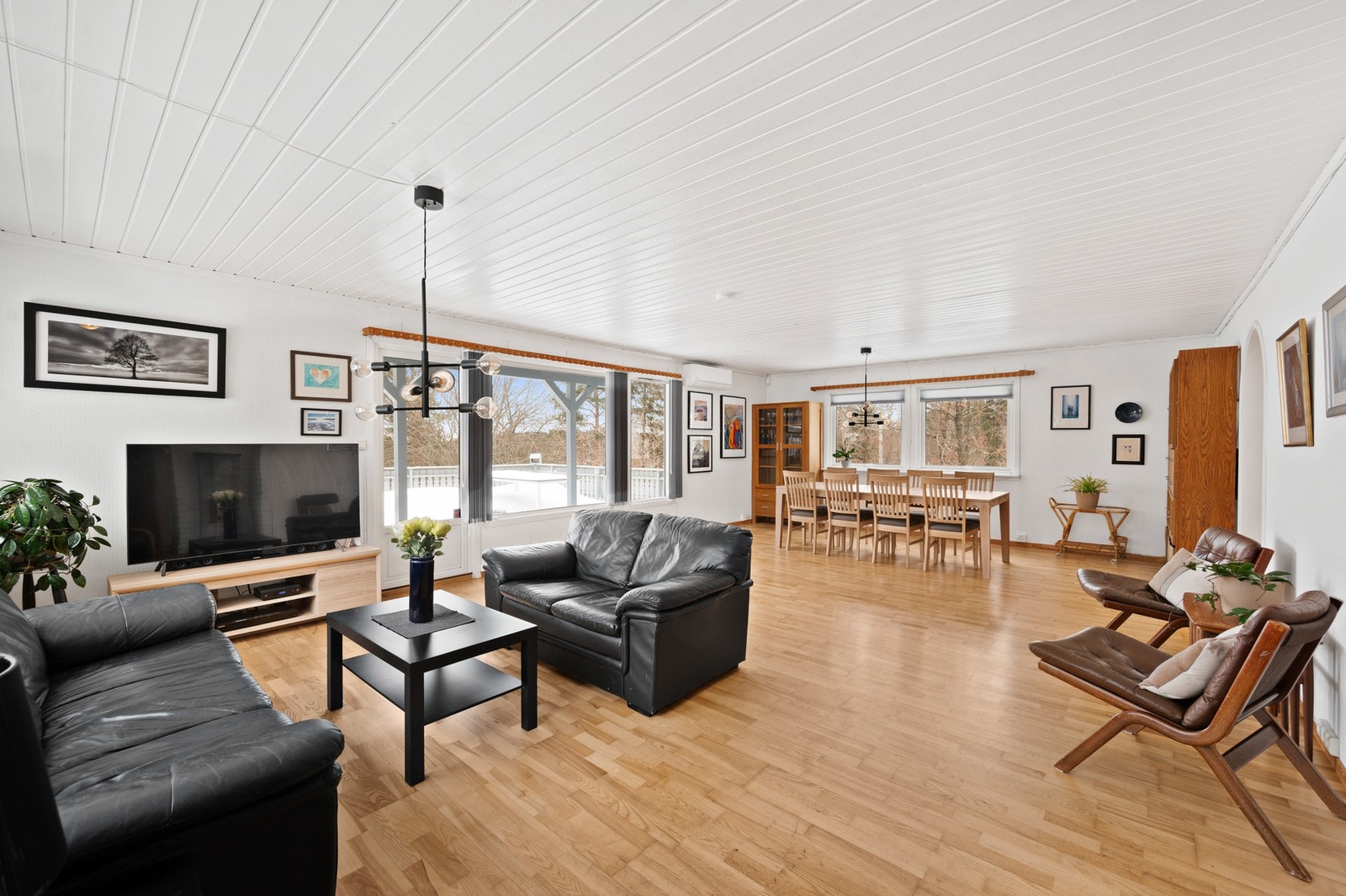 Herfra er det praktisk tilgang ut til terrassen Galleribilde