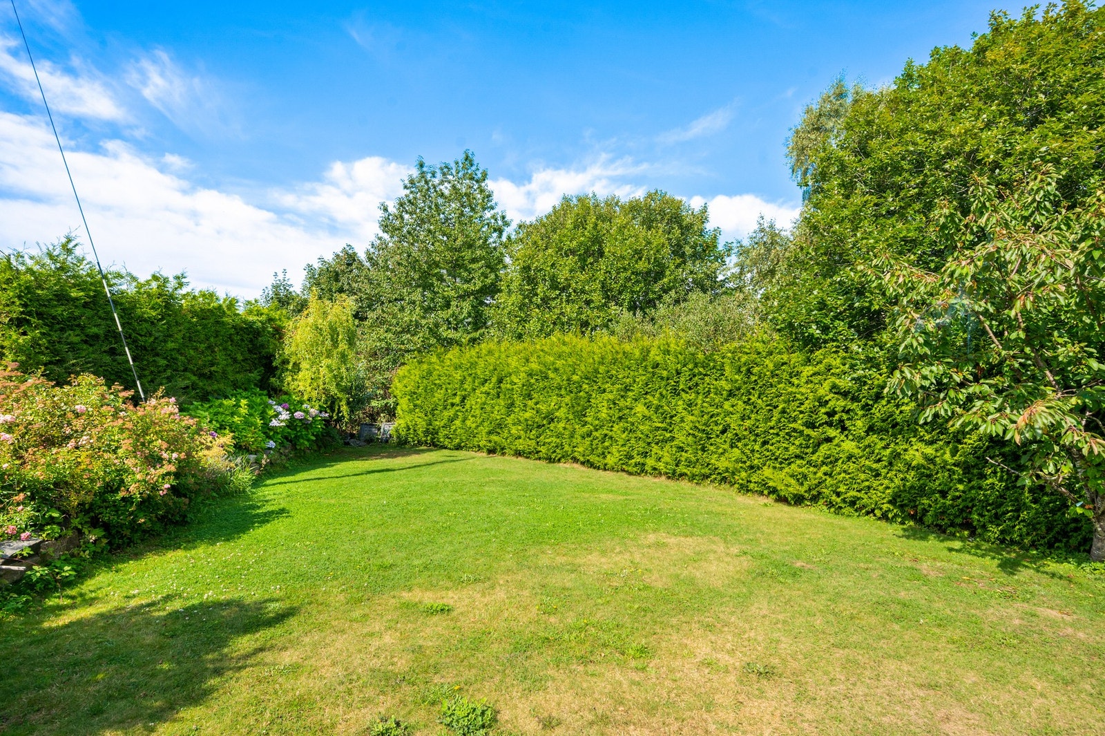Herlig hage som passer ypperlig til ballspill og en trampoline. Robotklipper medfølger! Galleribilde