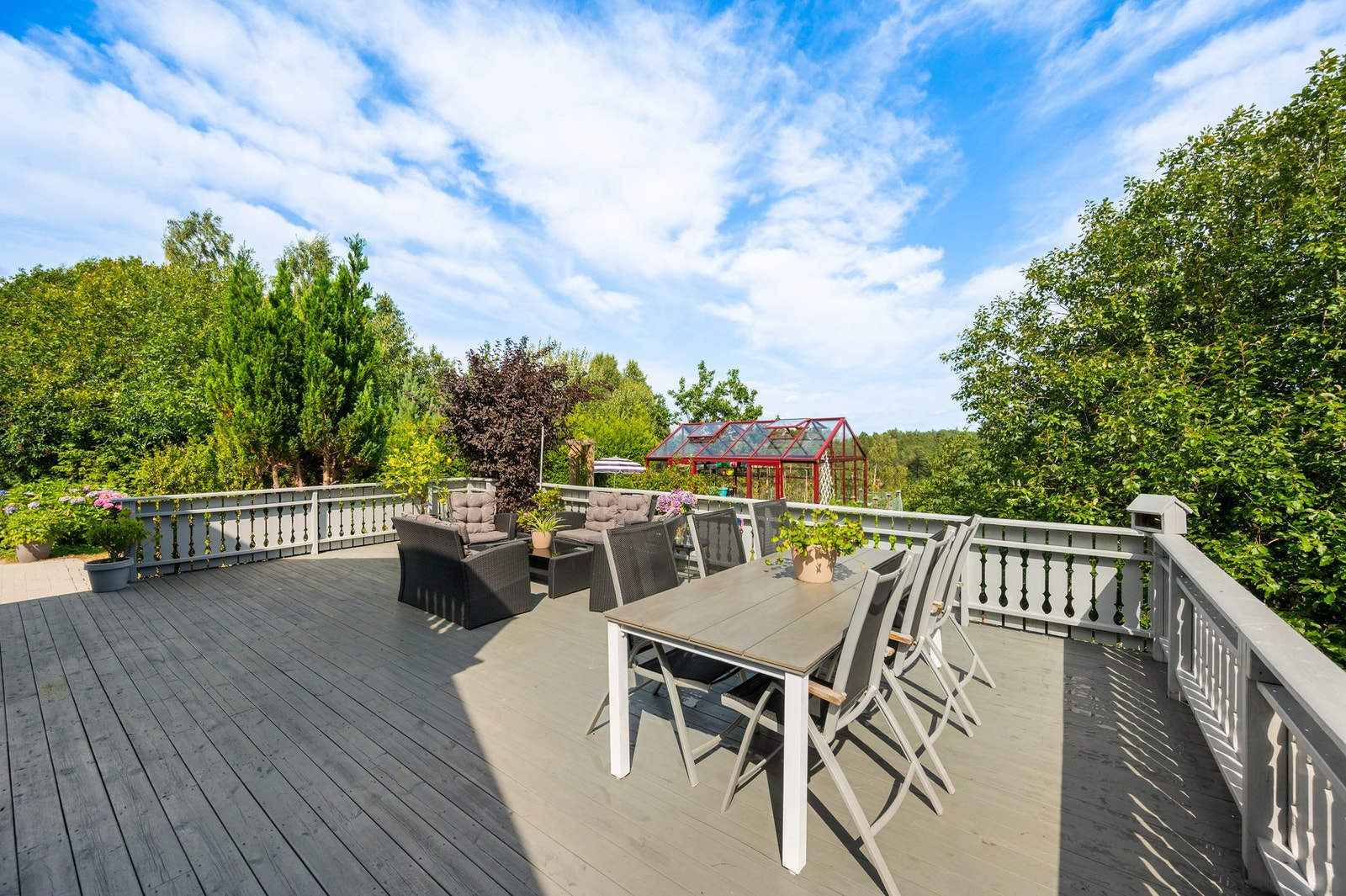 Tomten grenser ut mot friarealer. Her er det lite som minner om at man er i et byggefelt! Galleribilde