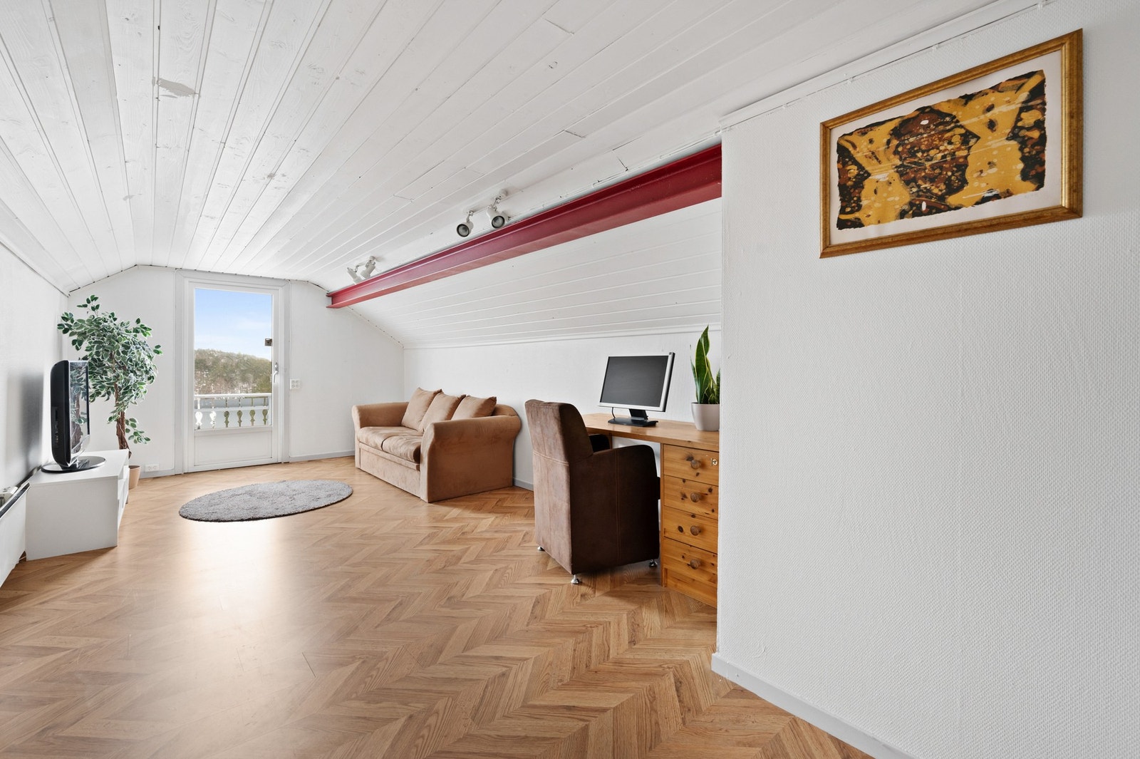 Stor loftstue med balkong med utsikt mot Kjenna Galleribilde