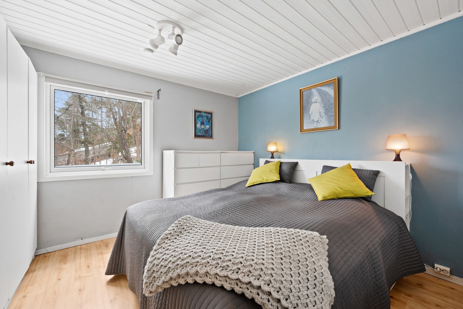 Fint hovedsoverom med god plass til dobbeltseng og garderobeløsninger Galleribilde