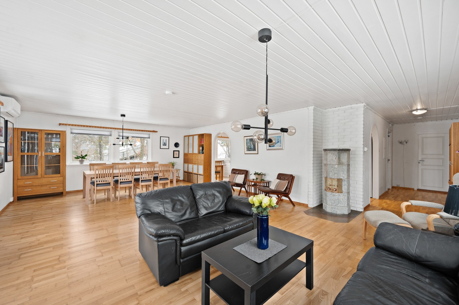 I første etasje er det en stor, flott stue med rikelig plass til sittegrupper og langbord Galleribilde