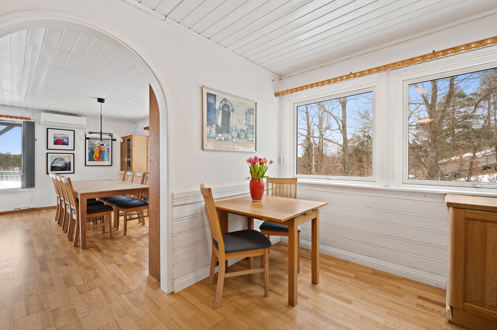 På kjøkkenet er det plass til frokostbord Galleribilde