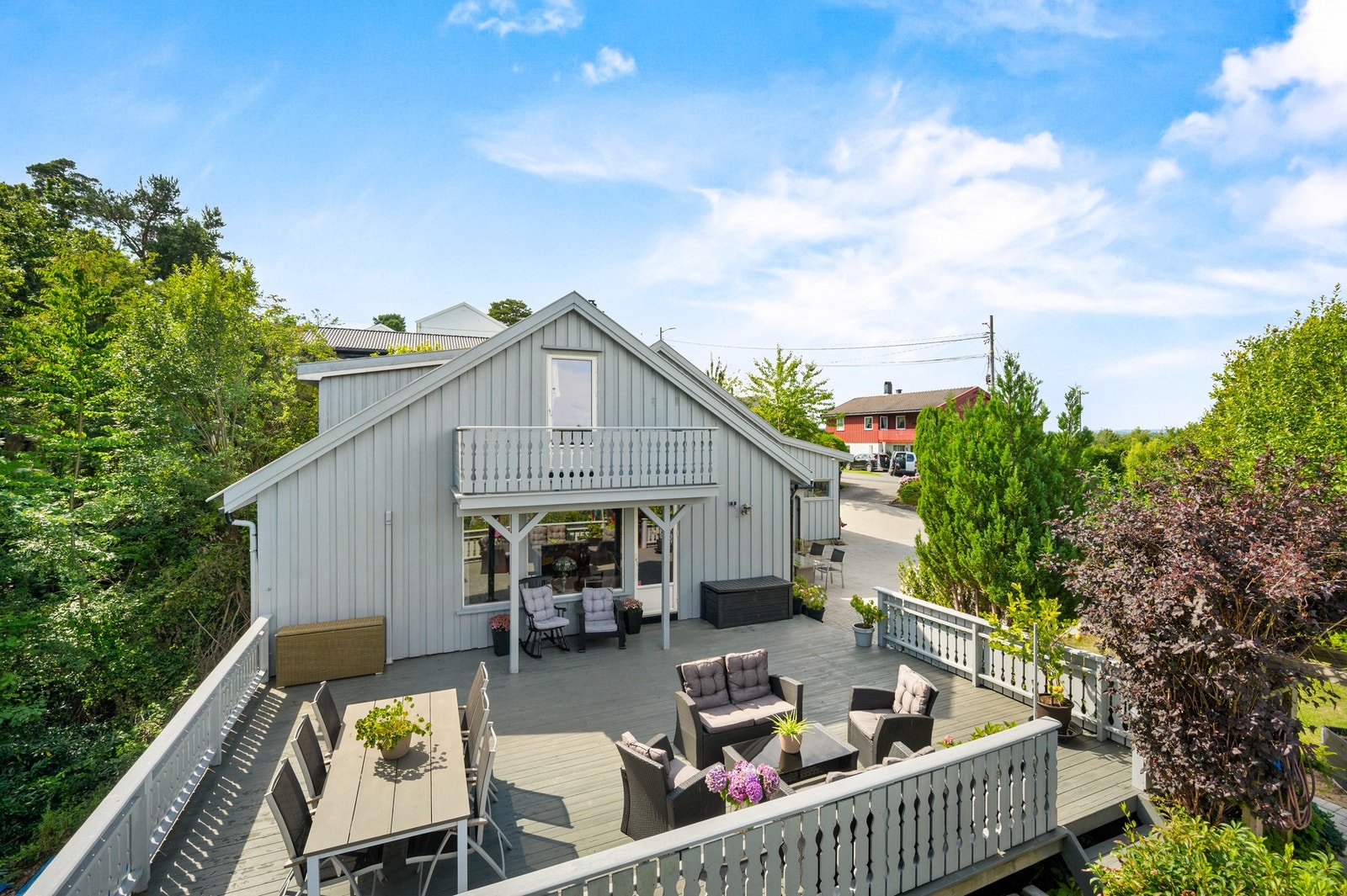 Stor terrasse med utgang fra stuen. Her sitter du helt skjermet uten innsyn Galleribilde