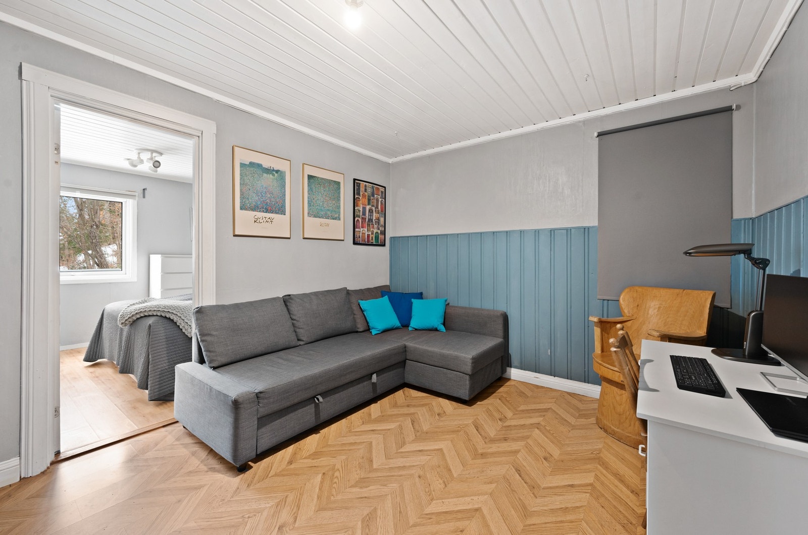 På vei inn mot hovedsoverommet er det en stue eller kanskje et kontor? Galleribilde