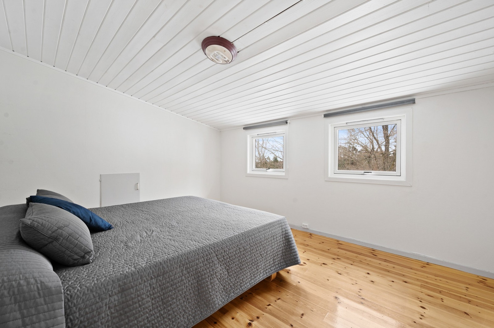 Romslig soverom i andre etasje. Lagringsplass i knevegg og kott Galleribilde