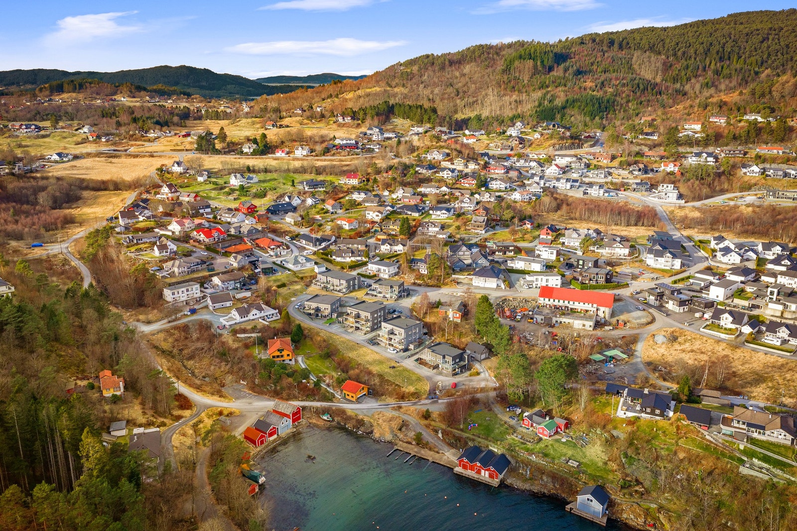 Det er fine turer like utenfor døren, enten i flatere terreng til Katlaberget, eller litt brattere opp Liafjellet Galleribilde