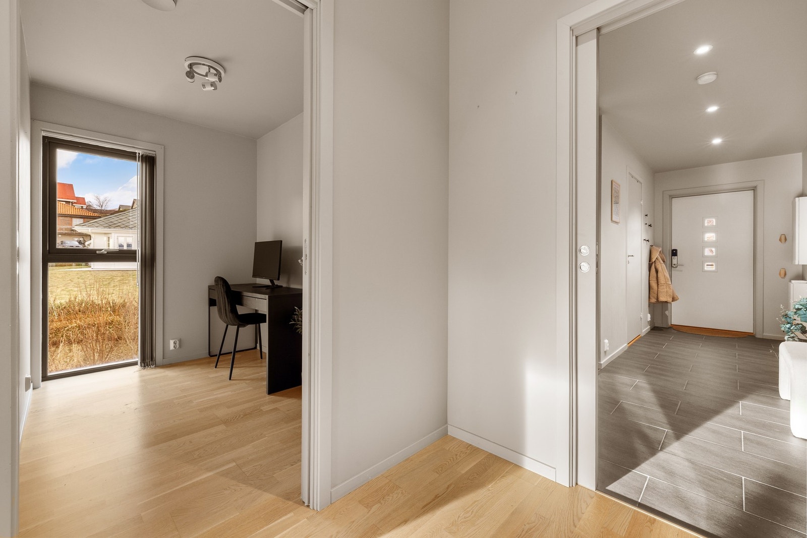 Det er 3 soverom i leiligheten - Det ene er tilgjengelig fra stuen Galleribilde