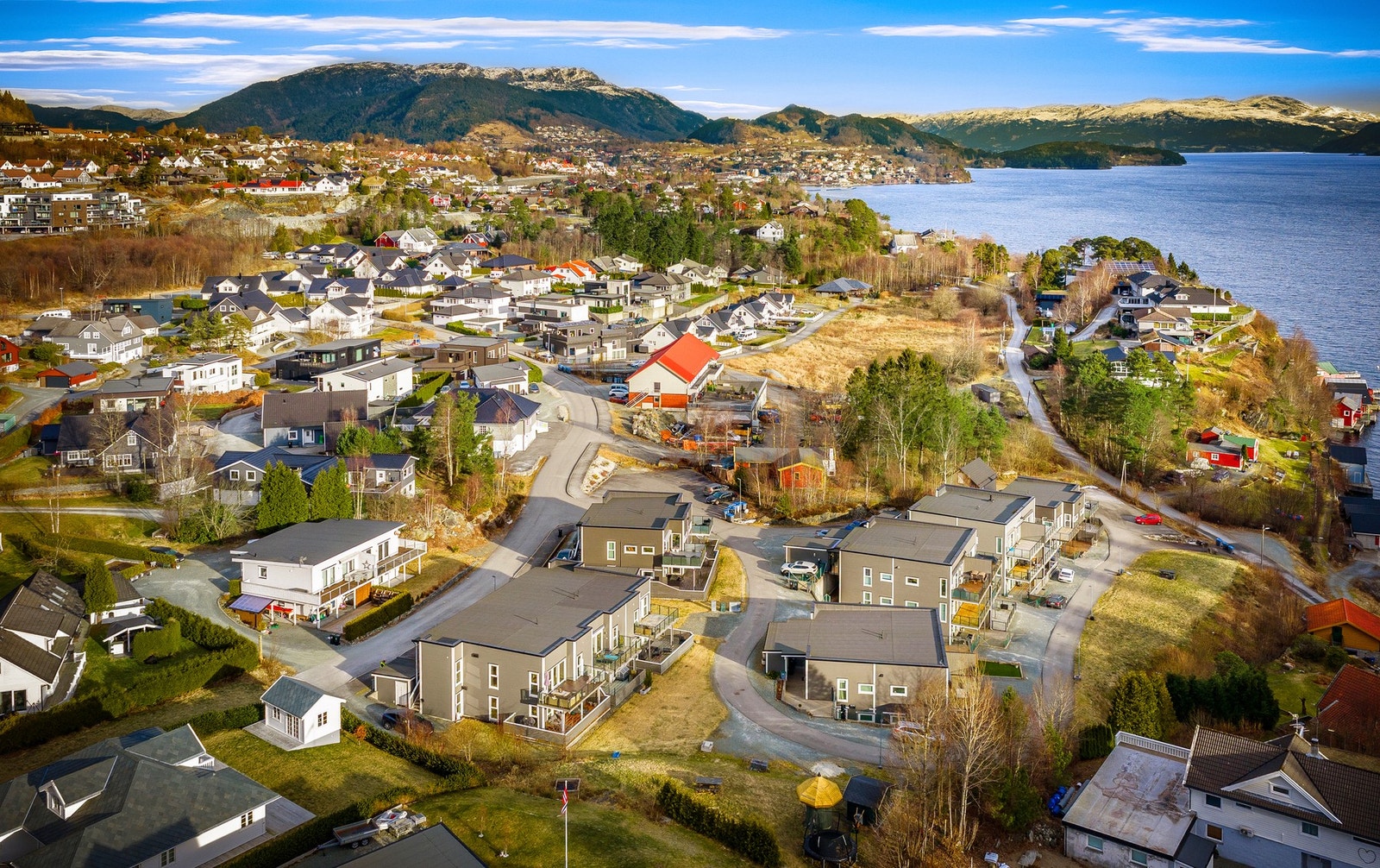Fra boligen er det 30 minutters gange til Os sentrum Galleribilde