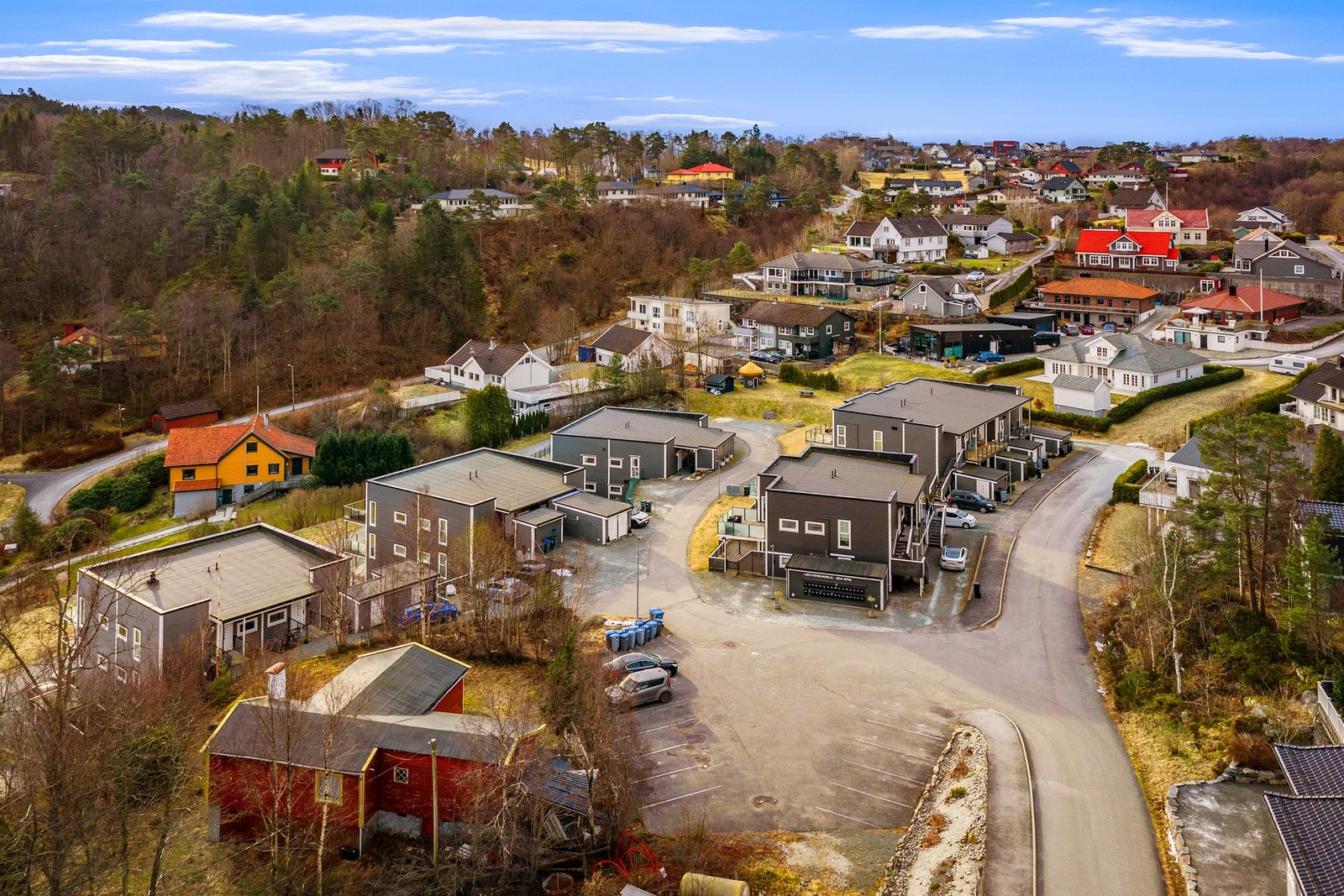 Sameiet eier parkeringsplassen nederst i bilde - Her har man parkering til bil nummer 2 Galleribilde