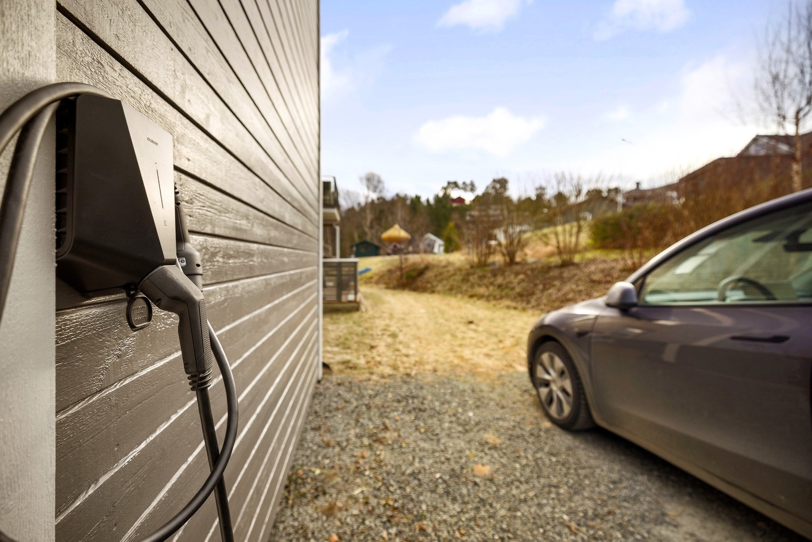 Ladeboks og parkering rett utenfor trappen til leiligheten Galleribilde