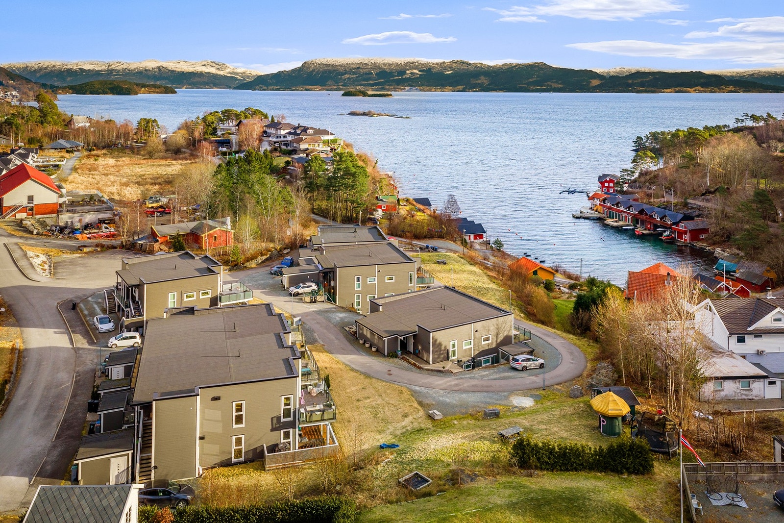 Boligen ligger nederst i Lekvenmarka med utsikt mot fjorden Galleribilde