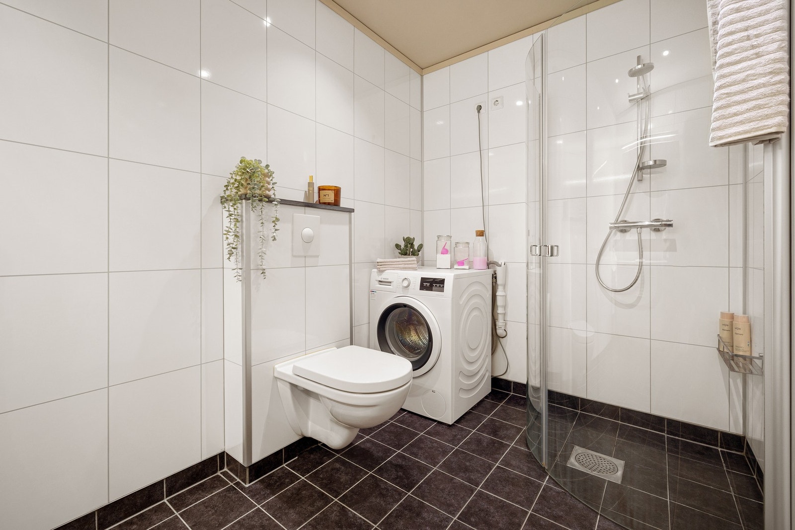 Det et bad i leiligheten, hvor det er opplegg til vaskemaskin Galleribilde