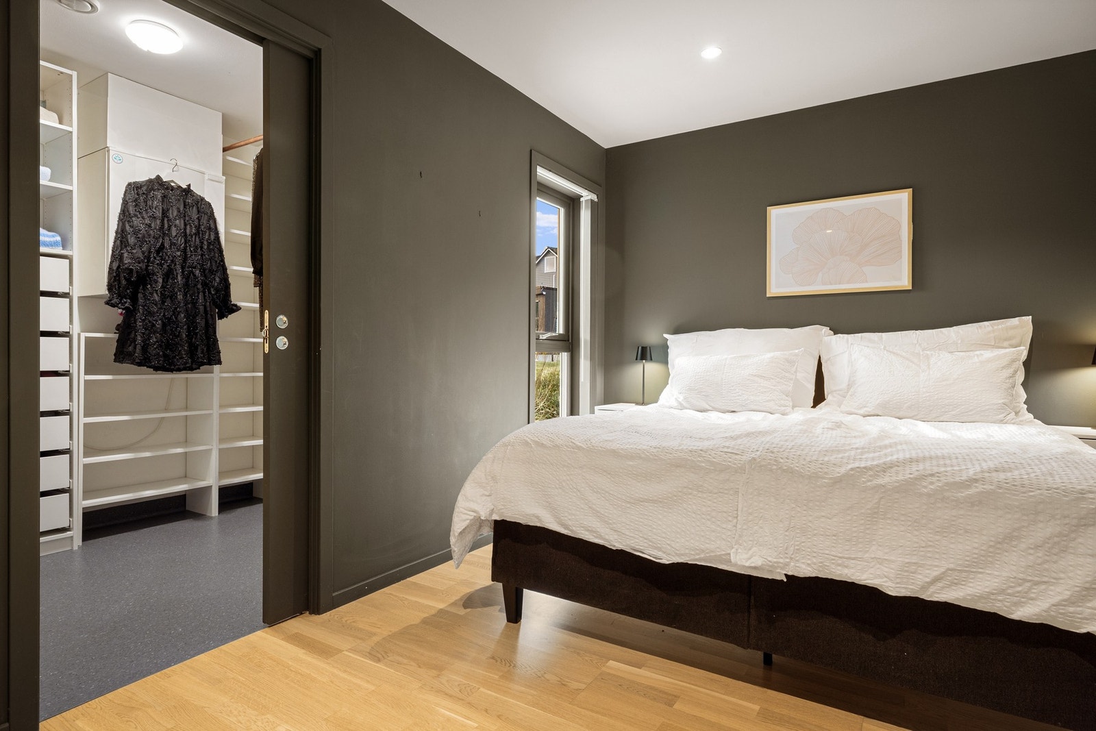 Hovedsoverom med bod/teknisk rom - Innredet som garderobe Galleribilde