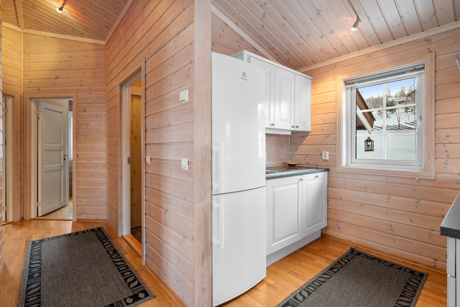 Det er parkett på alle gulv, foruten om bad og vindfang hvor det er fliser. Galleribilde