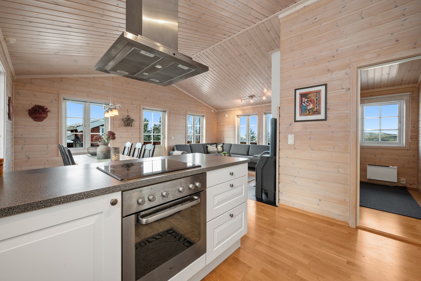 Den åpne kjøkkenløsningen gir en sosial atmosfære. Galleribilde