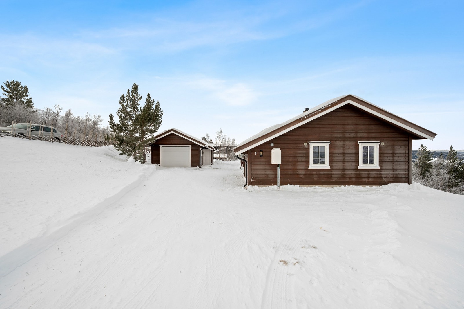 Eiendommen består av hytta oppført i 2011, romslig garasje og fine utearealer. Galleribilde