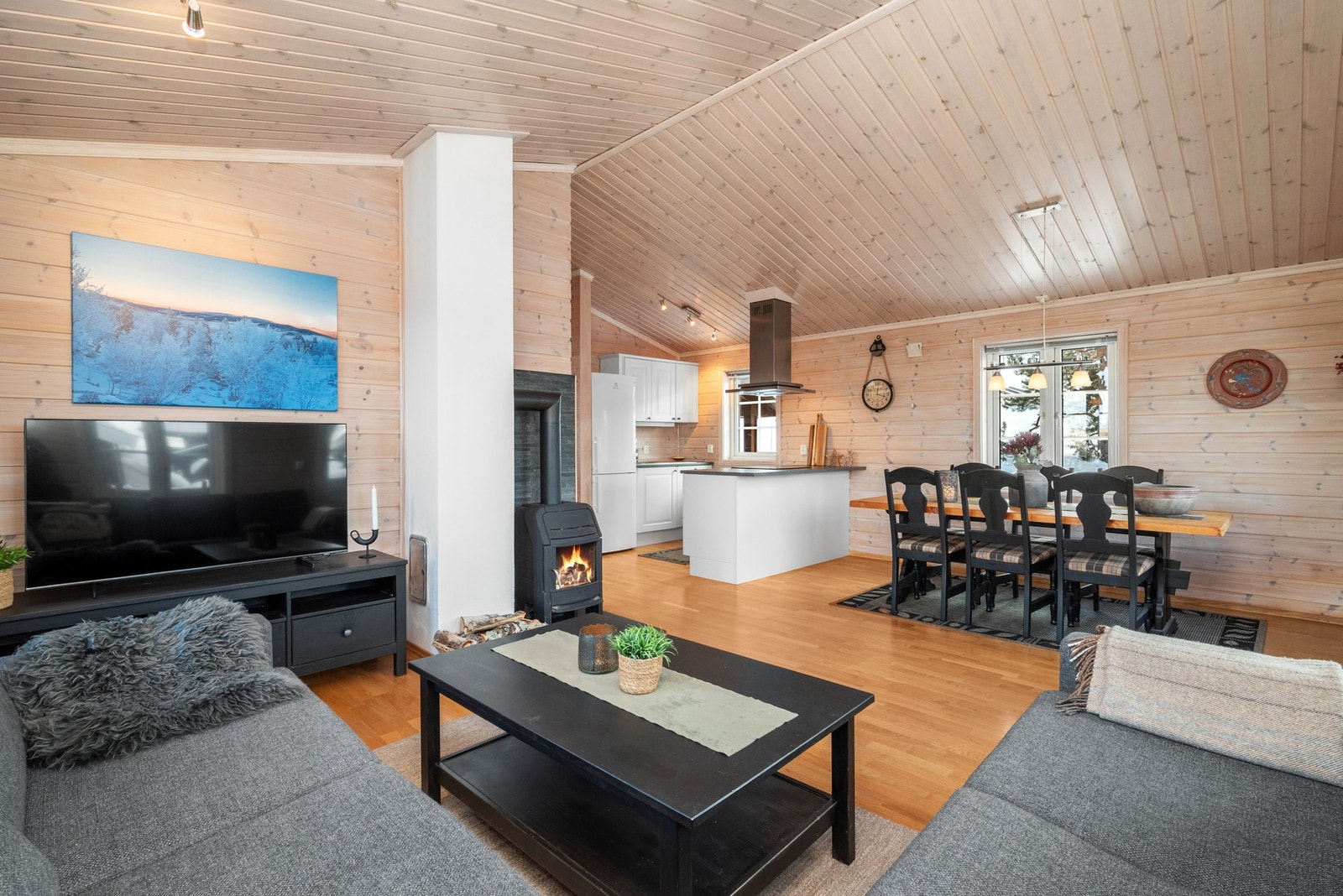 Stue og kjøkken er i åpen løsning og har varme i gulv. Galleribilde