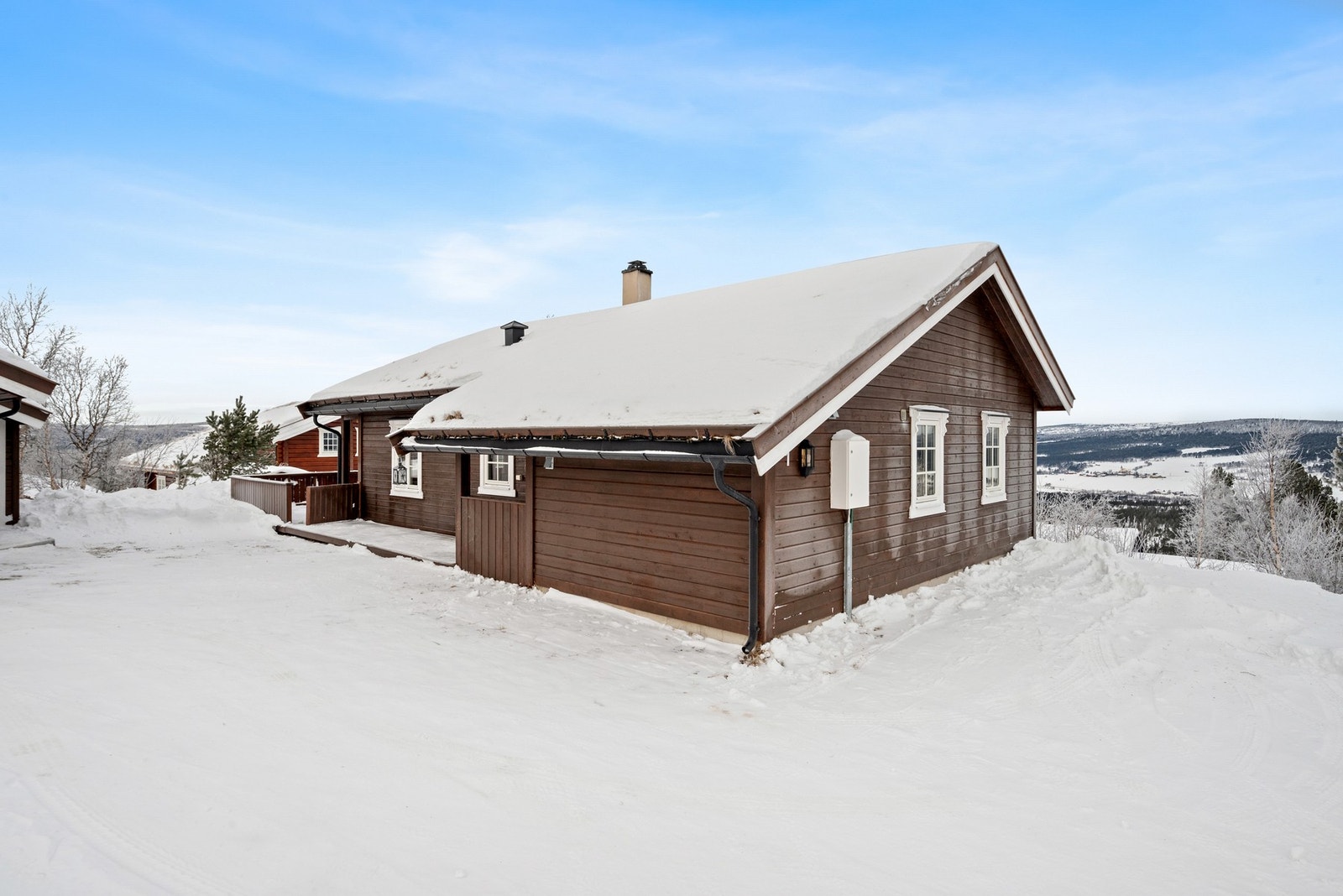 Bilvei frem til hytta blir brøytet hele vinterhalvåret. Galleribilde