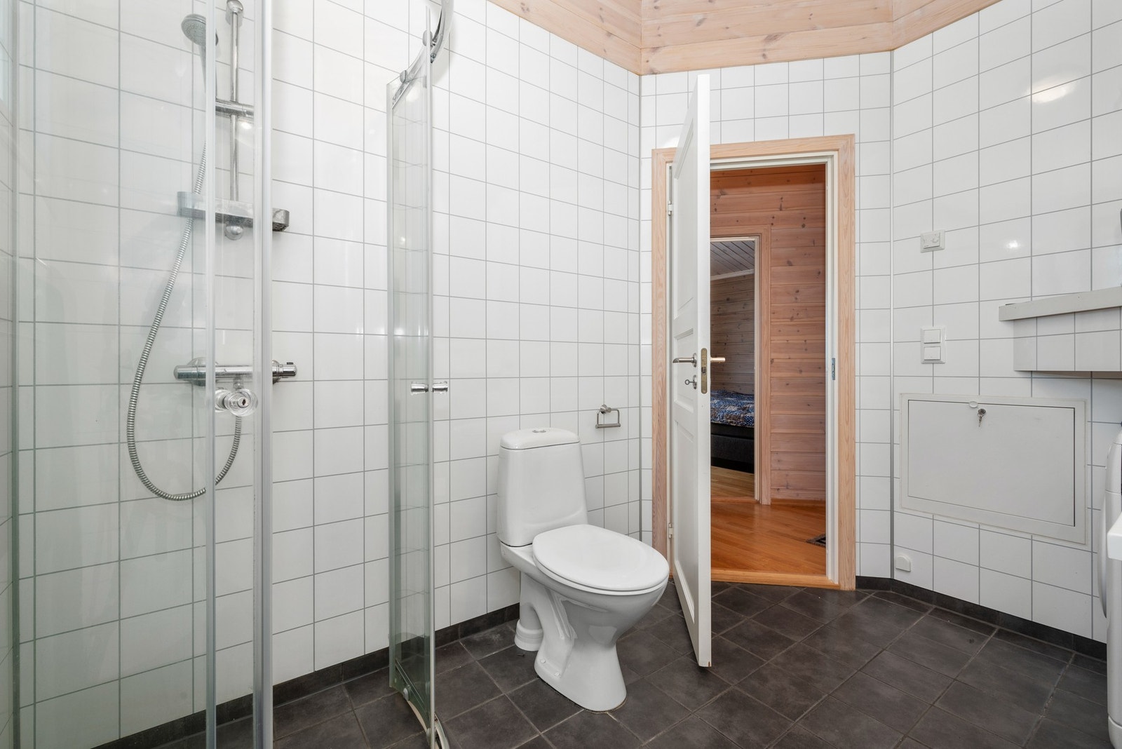 Utstyrt med wc, dusj hjørne, servant, bereder, stoppekran, opplegg for vaskemaskin og rørfordelingssksp. Galleribilde