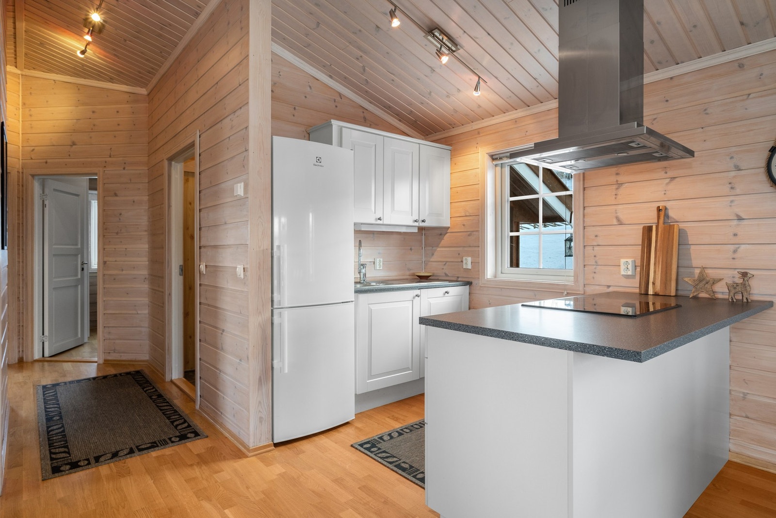 Kjøkken med integrert platetopp, stekeovn og oppvaskmaskin. Galleribilde