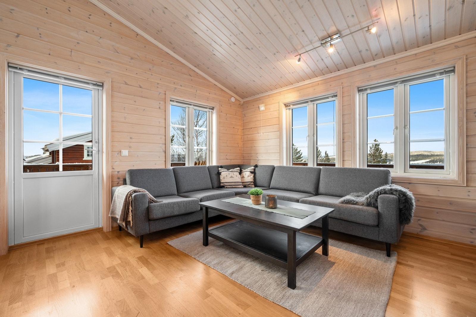 God takhøyde og godt med dagslys er gjennomgående i hele hytta. Galleribilde