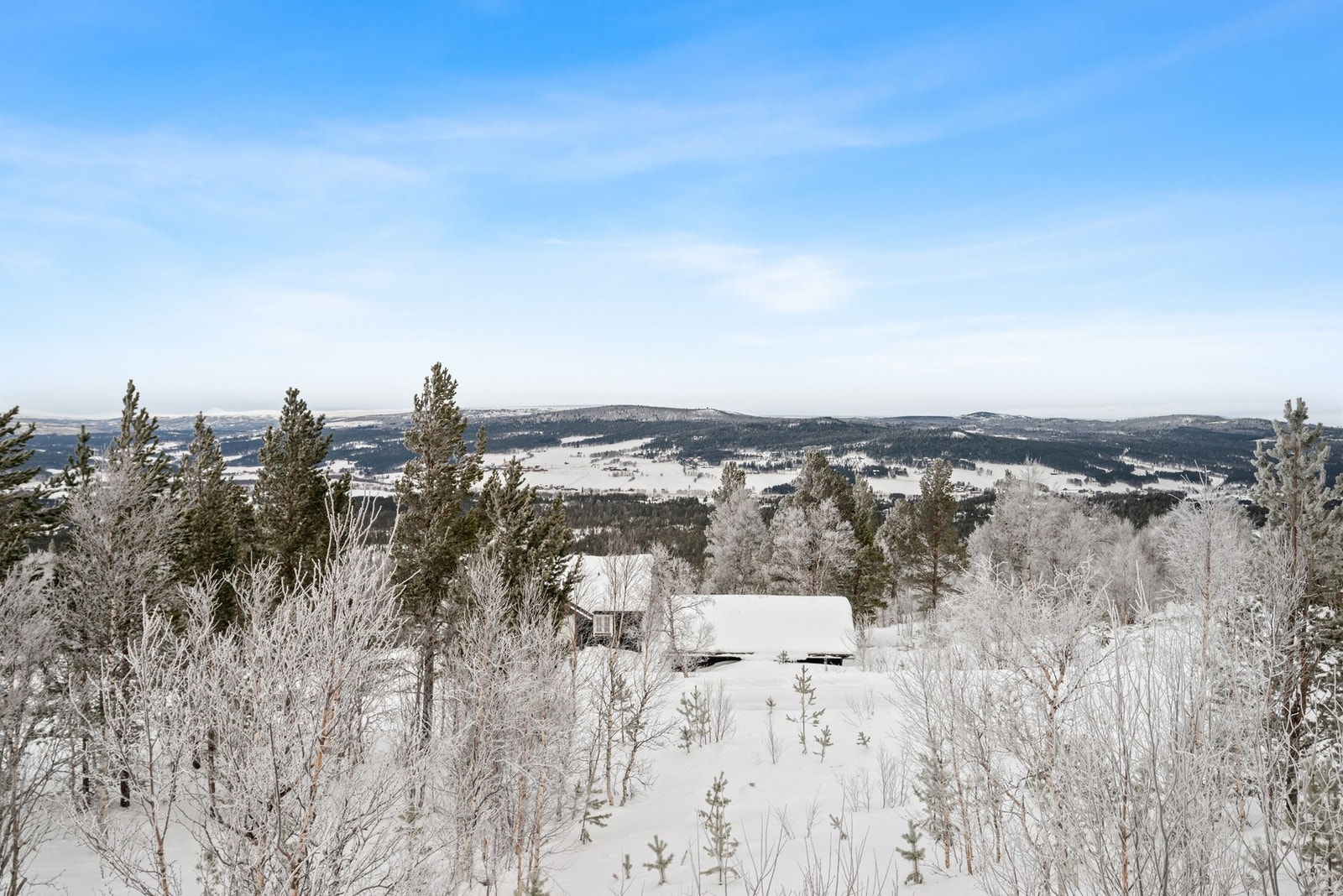 Fra hytta har man alpinsenter, løypenett og turstier i umiddelbar nærhet. Galleribilde