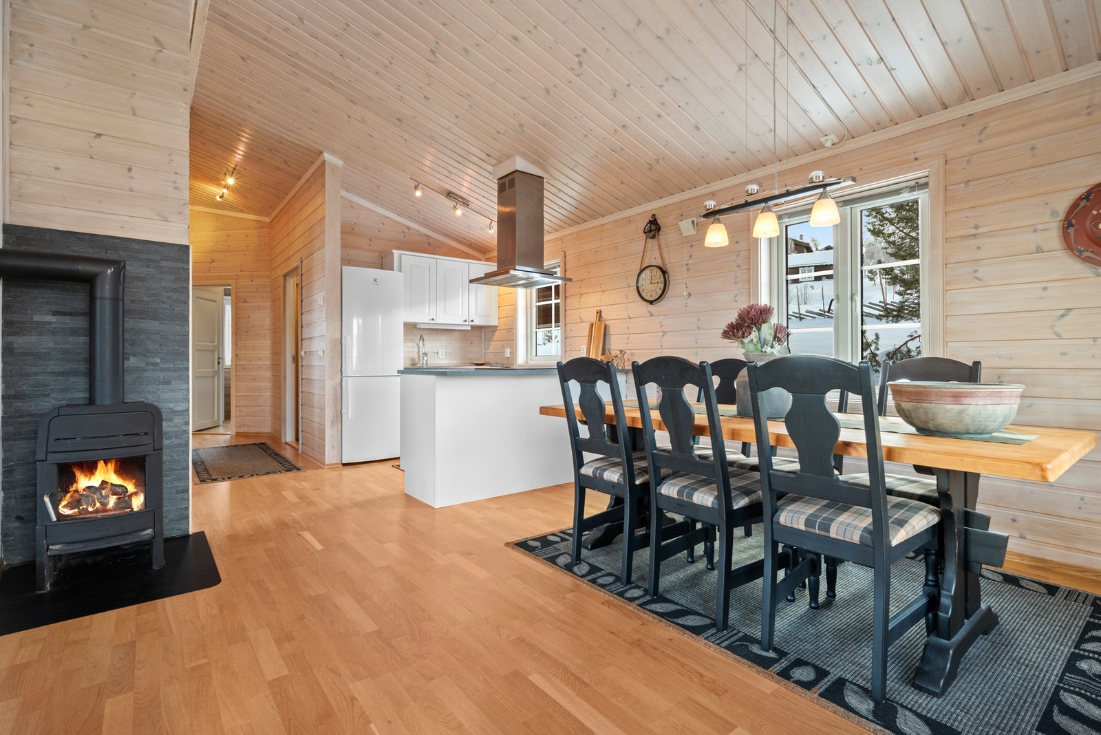 Elektrisk oppvarming og vedovn, samt panelovner på soverommene. Galleribilde