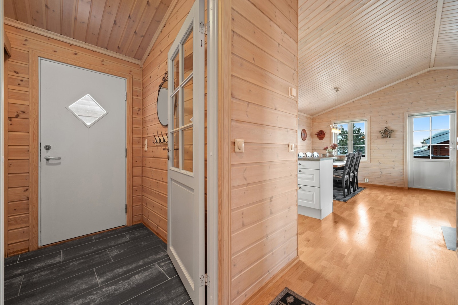 Vindfang med varme i gulv og praktisk skyvedørsgarderobe. Galleribilde