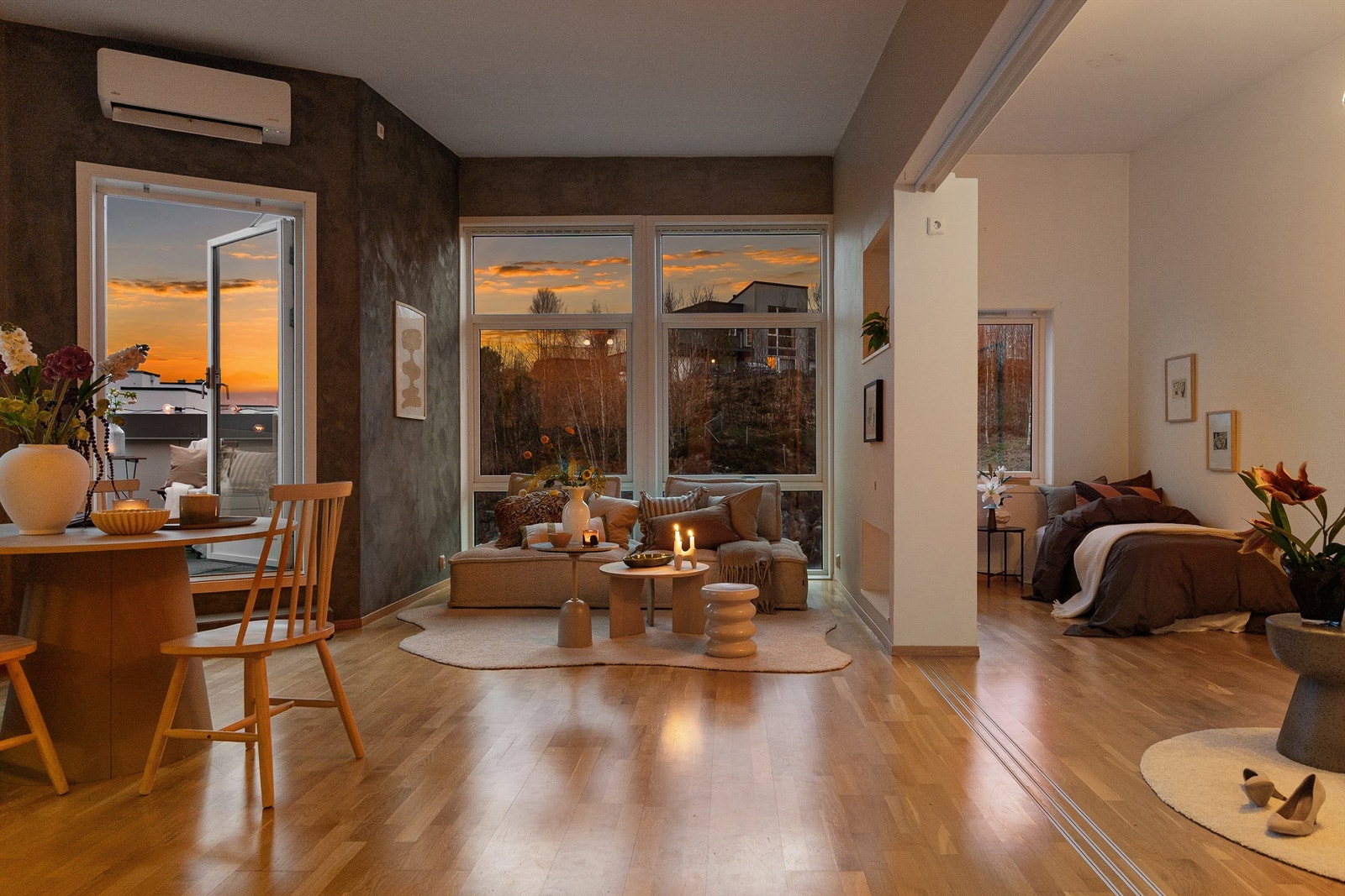 - På kveldstid kan også nydelige sommerhimler nytes fra stuens store vindusflater - Galleribilde