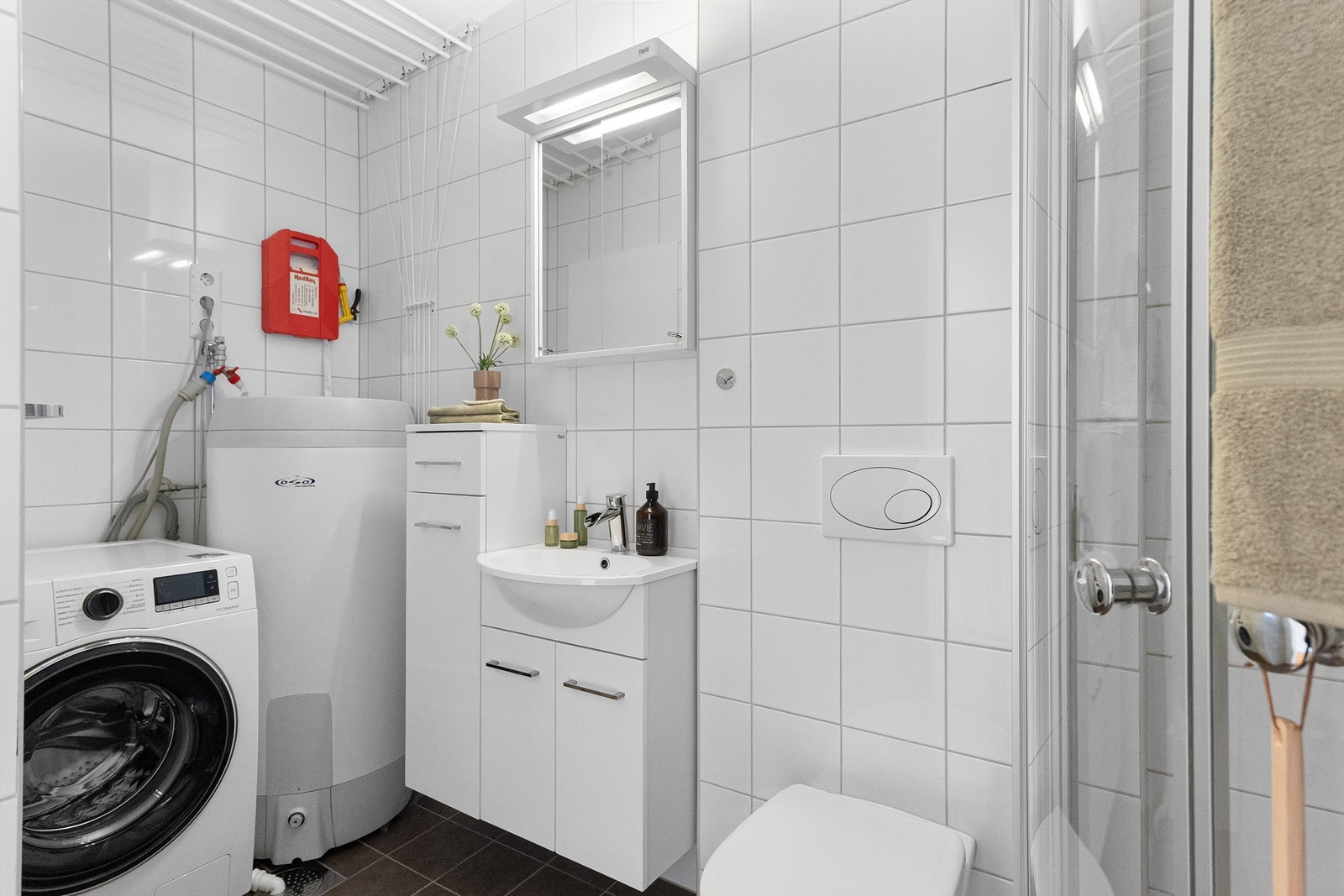 - Helfliset bad med tidløse farger. Opplegg til vaskemaskin samt gulv med gulvvarme - Galleribilde