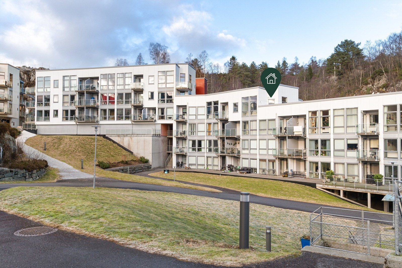 - Leiligheten har en unik beliggenhet i bygget med privat takterrasse - Galleribilde