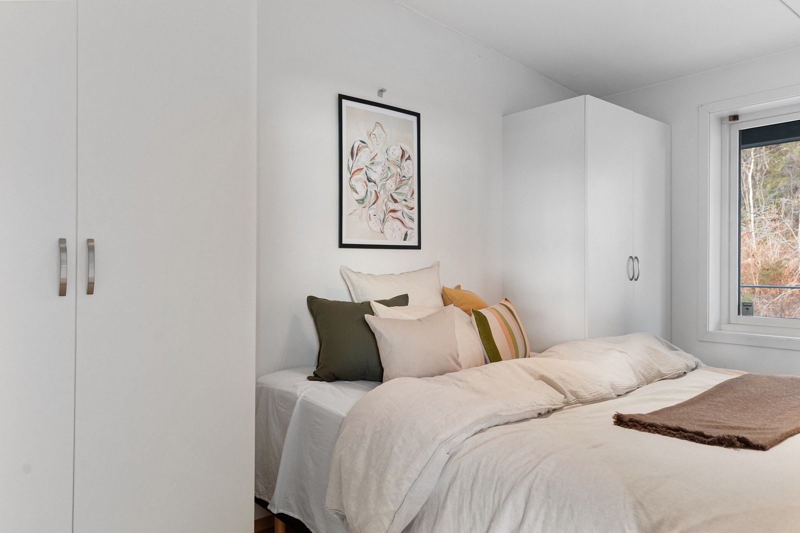 - Boligens andre soverom med rikelig med garderobeskap samt god plass til dobbeltseng - Galleribilde