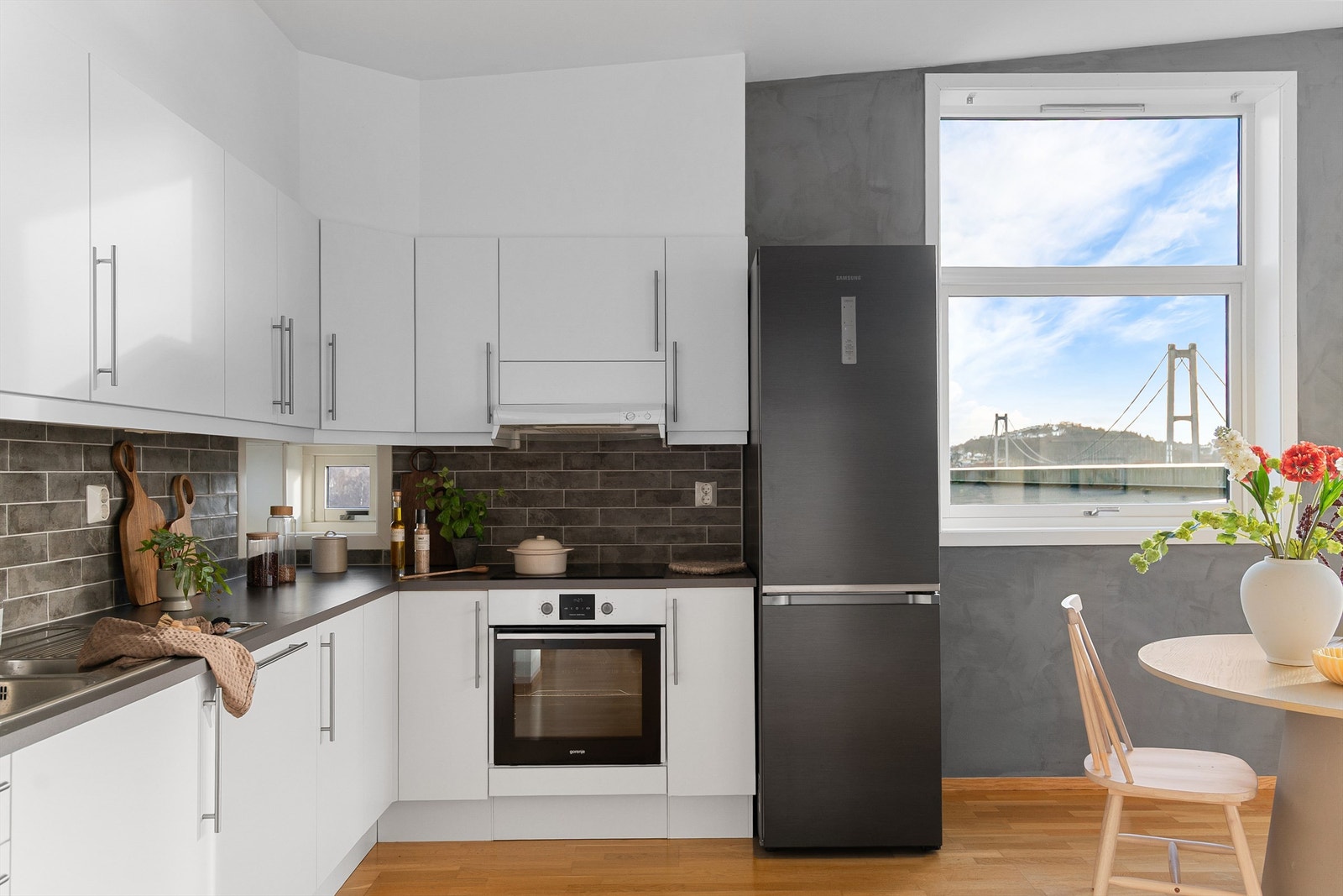 - Pent kjøkken med tidløs innredning - Galleribilde