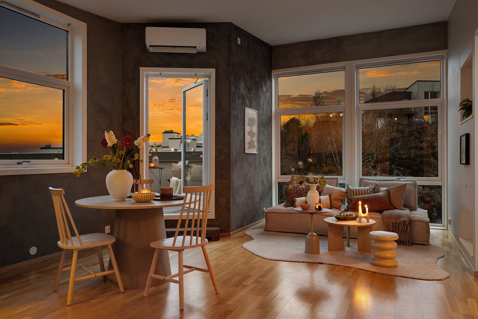 - Den åpne planløsningen gjør matlagingen til en sosial aktivitet og serveringen svært enkel - Galleribilde