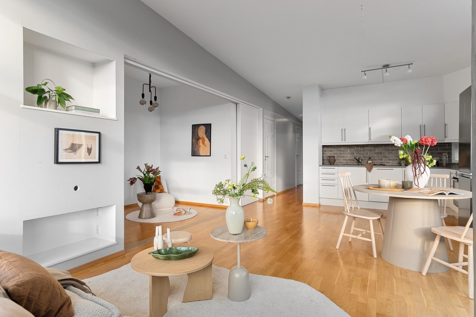 - Fra stue er det også tilkomst til et av boligens soverom - Galleribilde