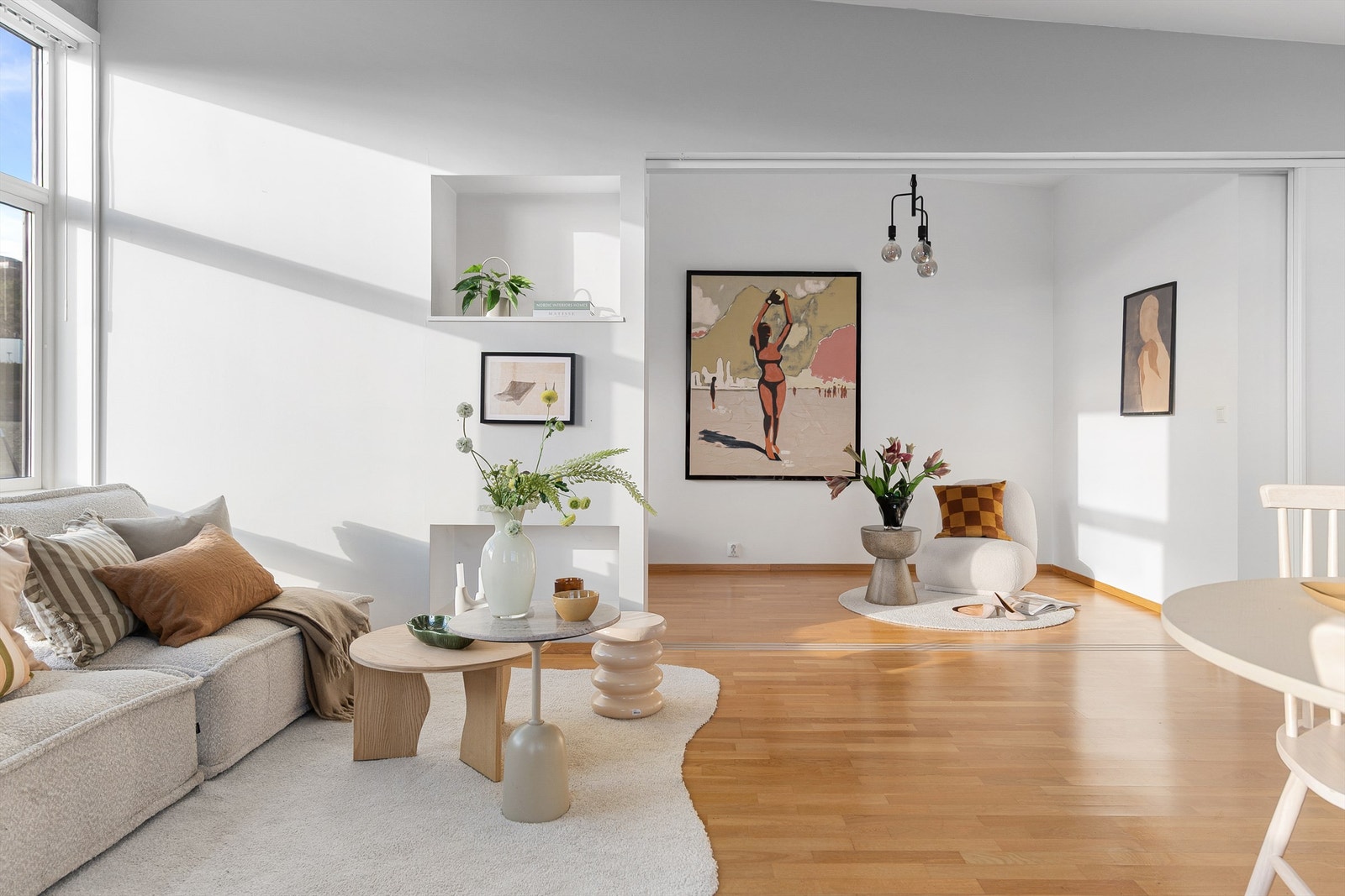 - God takhøyde i kombinasjon med store vindusflater gir en flott atmosfære i stuen - Galleribilde