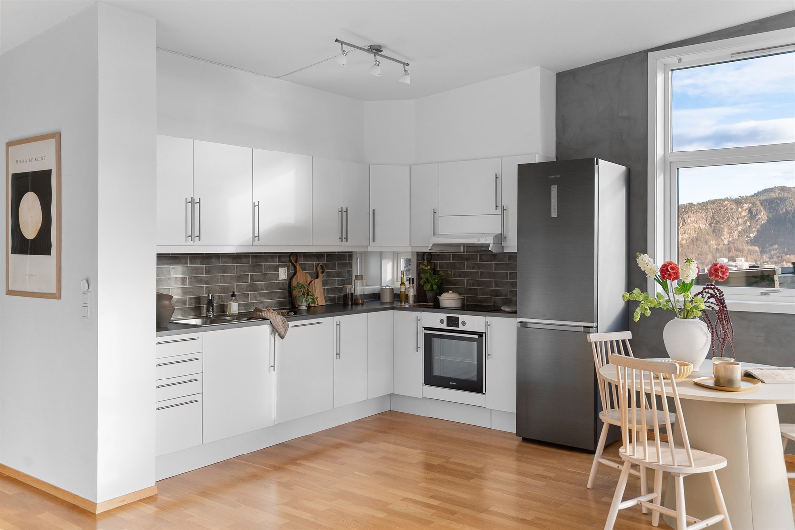 - Mye lagringsplass i skuffer og skap - Galleribilde