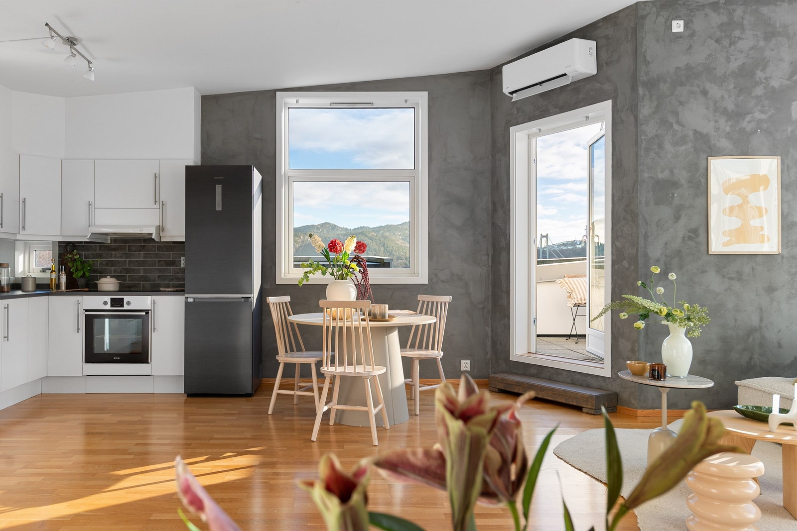 - Den åpne planløsningen gjør matlagingen til en sosial aktivitet og serveringen svært enkel - Galleribilde