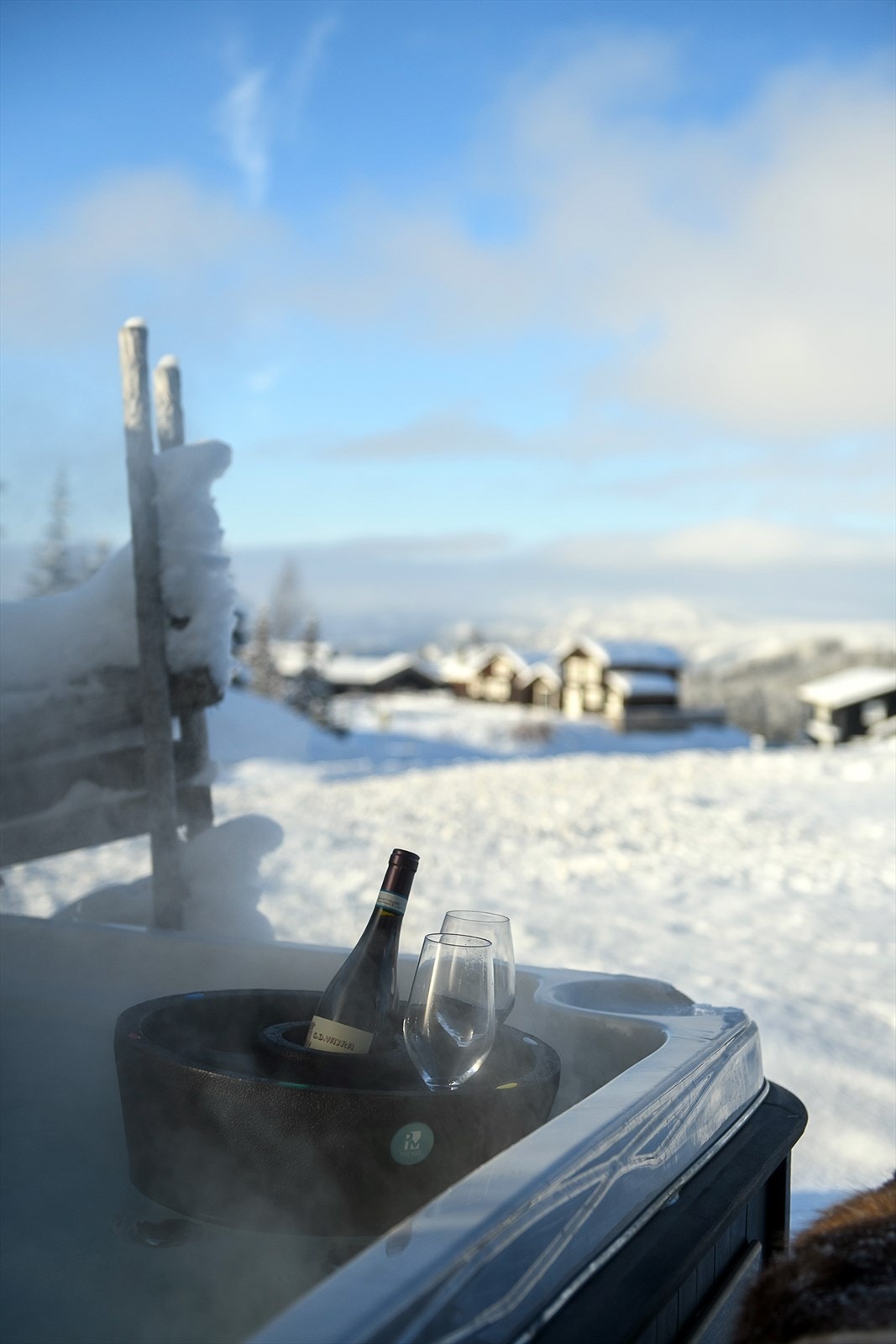 Nyt et varmt bad med utsikt mot fjellandskapet. Galleribilde