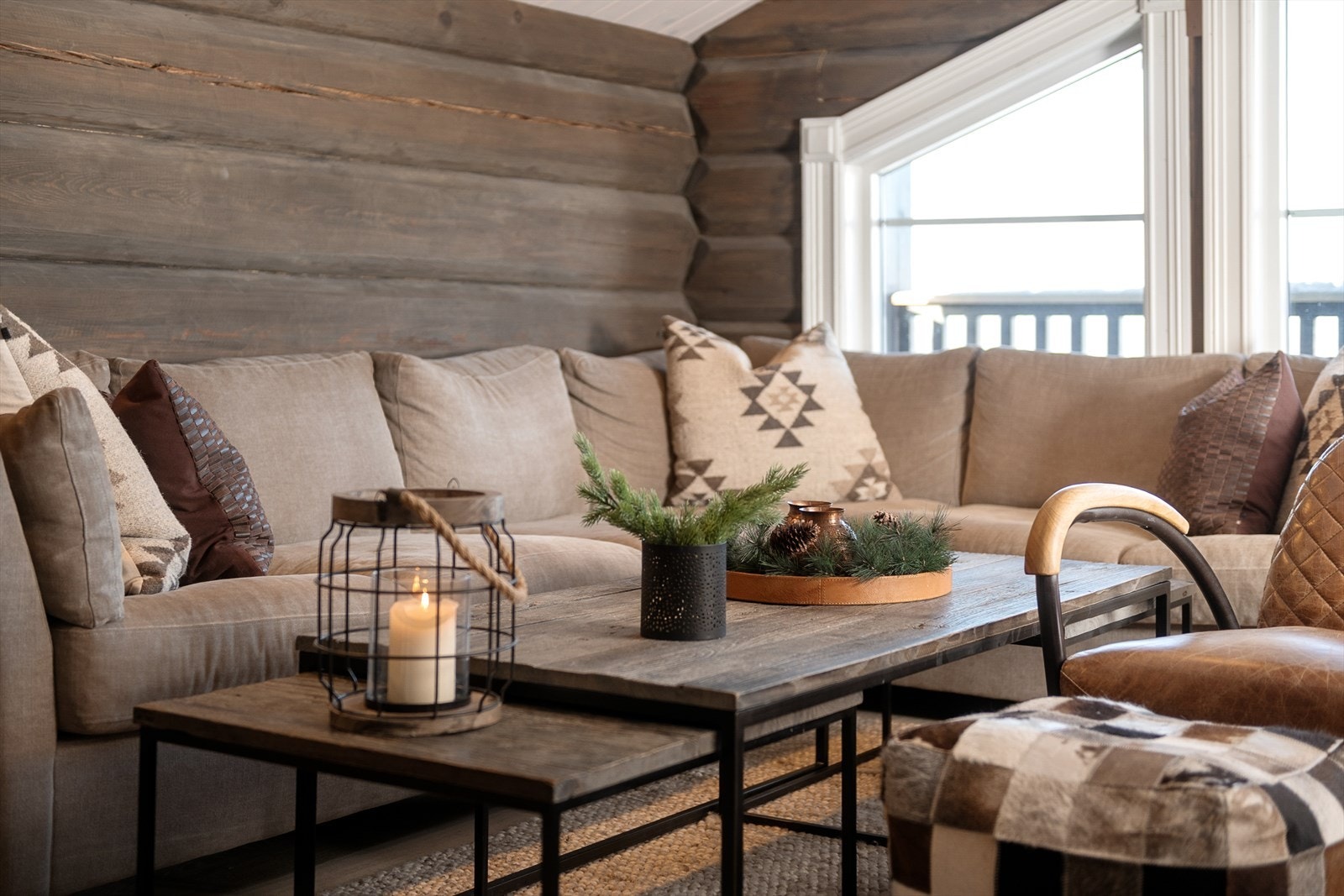 Gjennomgående bruk av treverk og solide materialer gir et helhetlig inntrykk. Galleribilde