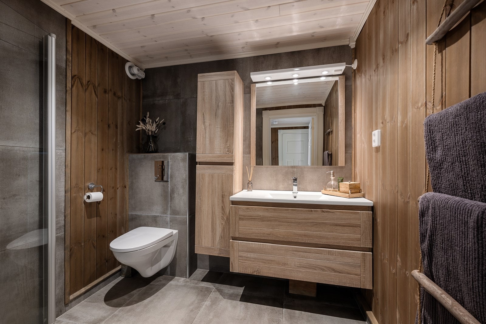 Badet i første etasje har flislagt gulv med gulvvarme, dusjhjørne og vegghengt toalett. Galleribilde