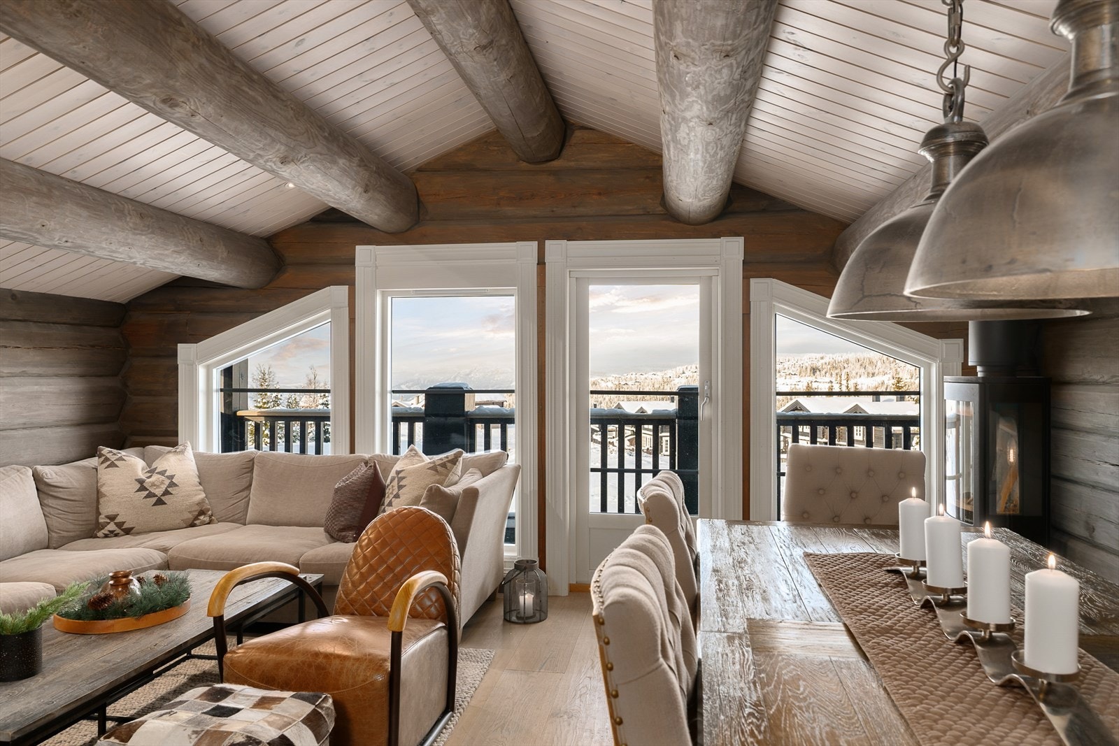 Fra stuen er det direkte utgang til en liten, overbygget og vestvendt balkong. Galleribilde