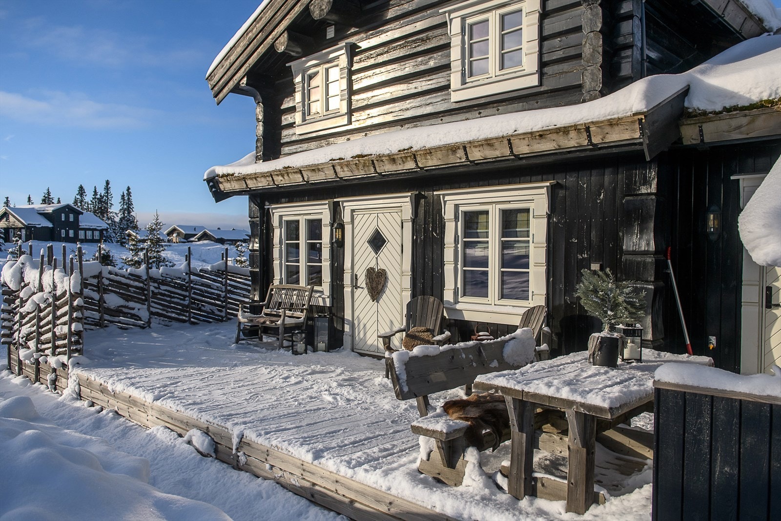 Hytta har en stor terrasse på til sammen 60 m² fordelt mot vest, sør og øst. Galleribilde