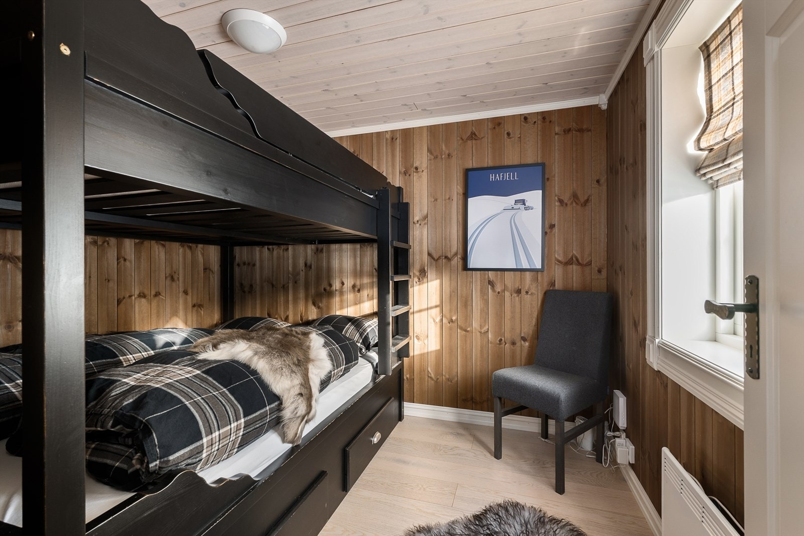 Et av soverommene er innredet med køyeseng, ideelt for barn eller gjester. Galleribilde