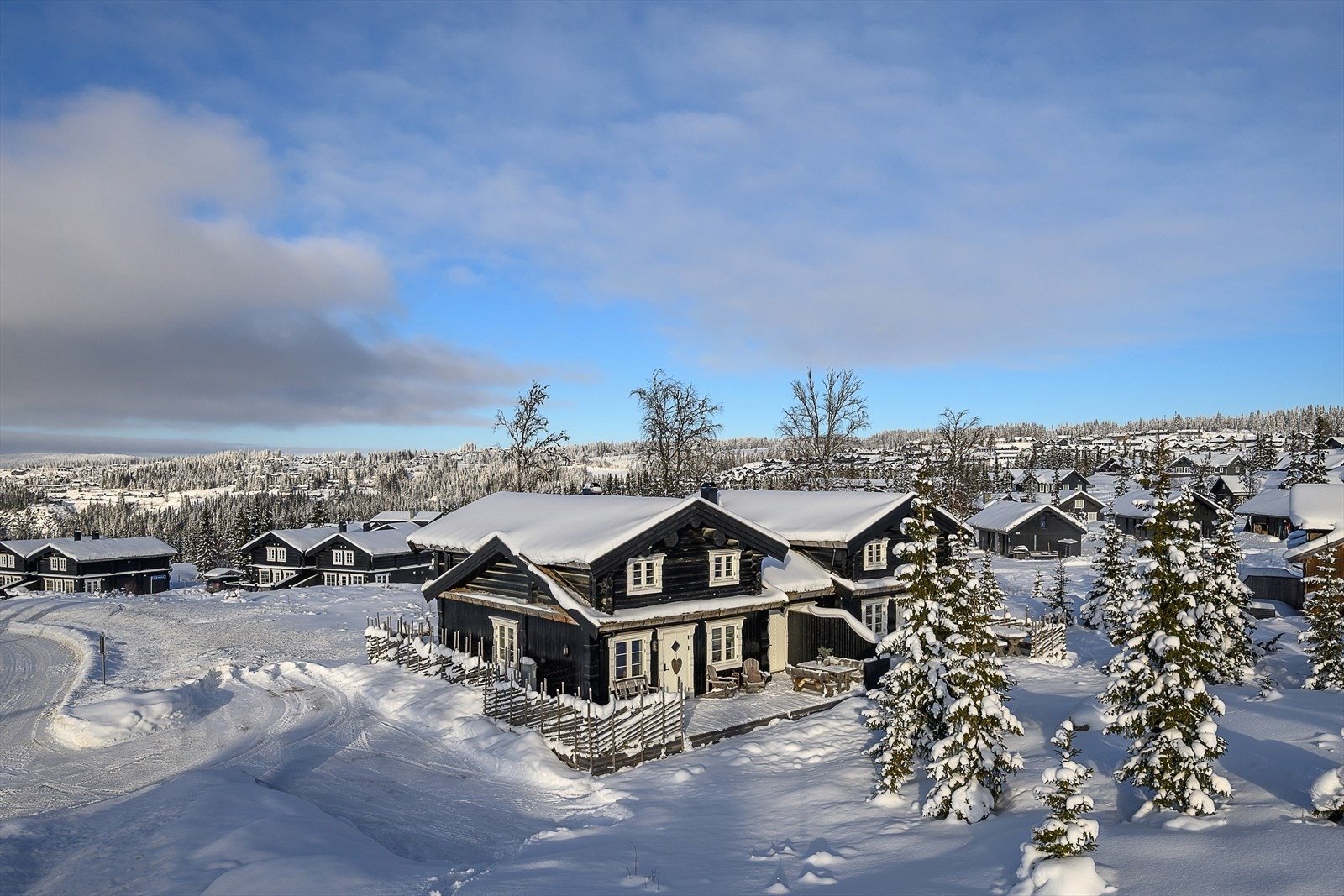 Hytta har en attraktiv plassering i feltet med gode solforhold. Galleribilde