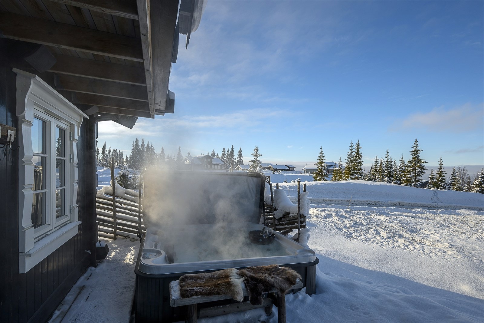 Etter en aktiv dag på fjellet kan du slappe av i det nedfelte jacuzziet på terrassen. Galleribilde