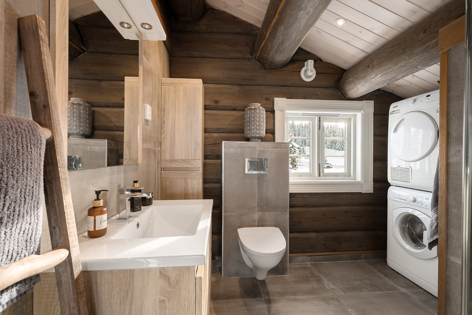 Badet i andre etasje har gulvvarme, dusj og en praktisk søyle med vaskemaskin og tørketrommel. Galleribilde