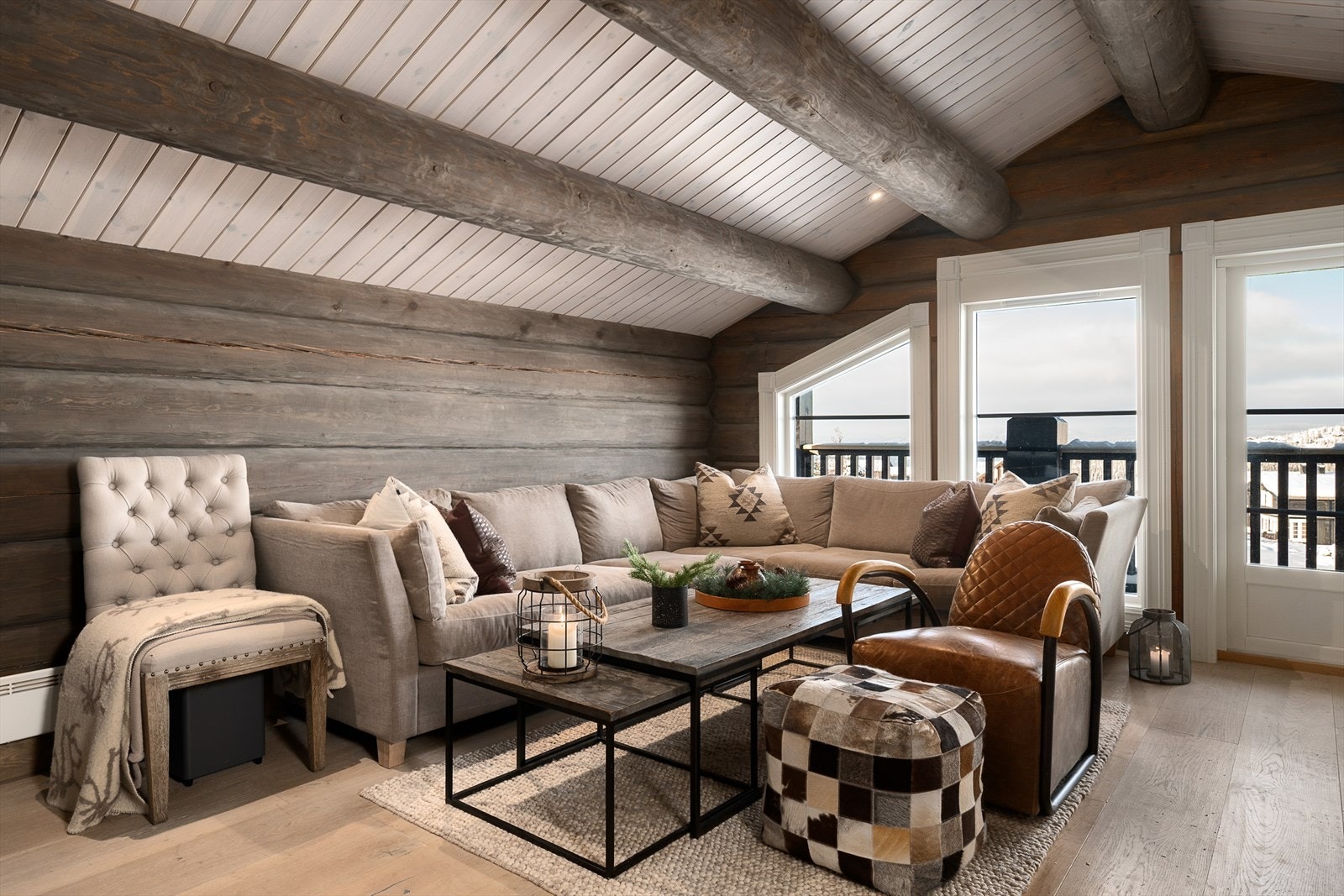 Stuen har god plass til en romslig sofagruppe for hyggelige kvelder. Galleribilde